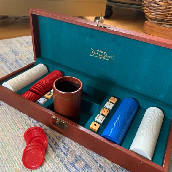 1960's Griffon Poker Set in Vinyl case / Vintage Dice Chips Shaker Felt Lined - Picture 9 of 9